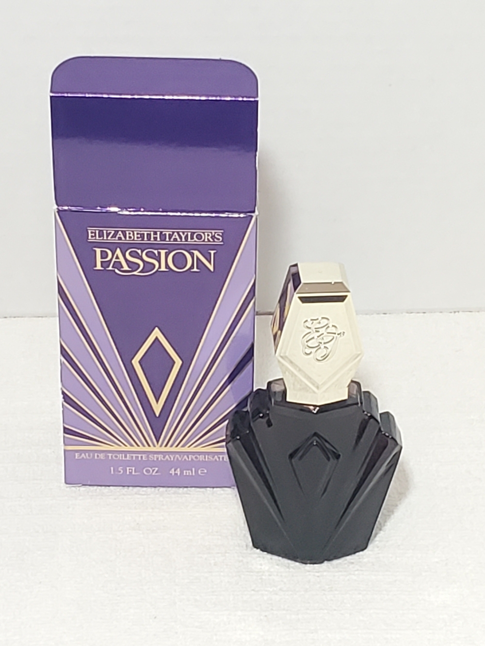 Vintage Elizabeth Taylor Passion Eau de Toilette Spray 1.5 oz. 44 ml NIB